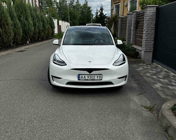 Белый Тесла Model Y, объемом двигателя 0 л и пробегом 65 тыс. км за 27500 $, фото 1 на Automoto.ua