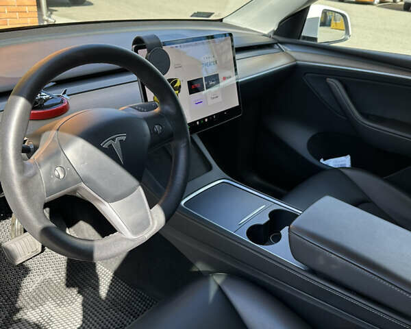 Тесла Model Y 2021 в Киеве на Automoto.ua Белый Тесла Model Y, объемом двигателя 0 л и пробегом 117 тыс. км за 35000 $, фото 31 на Automoto.ua
