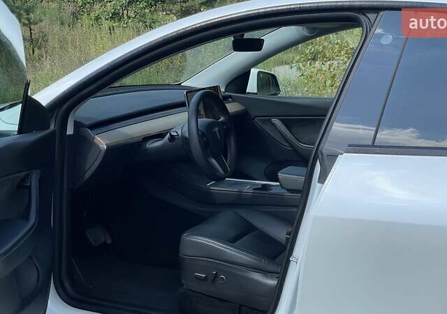 Белый Тесла Model Y, объемом двигателя 0 л и пробегом 65 тыс. км за 29999 $, фото 6 на Automoto.ua
