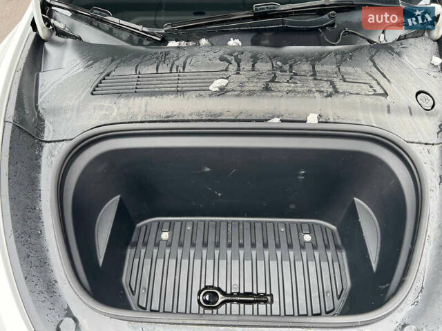 Білий Тесла Model Y, об'ємом двигуна 0 л та пробігом 88 тис. км за 24900 $, фото 42 на Automoto.ua