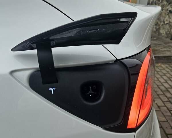 Тесла Model Y 2021 в Ровно на Automoto.ua Белый Тесла Model Y, объемом двигателя 0 л и пробегом 133 тыс. км за 22000 $, фото 14 на Automoto.ua