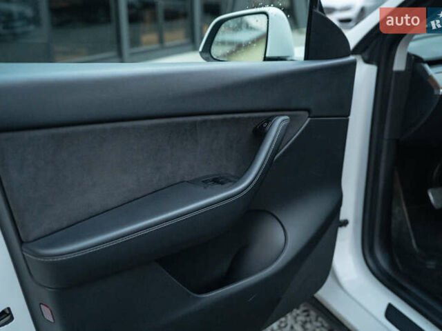 Белый Тесла Model Y, объемом двигателя 0 л и пробегом 69 тыс. км за 27500 $, фото 31 на Automoto.ua