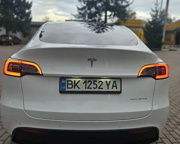 Тесла Model Y 2021 в Ровно на Automoto.ua Белый Тесла Model Y, объемом двигателя 0 л и пробегом 133 тыс. км за 22000 $, фото 12 на Automoto.ua