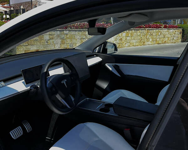Белый Тесла Model Y, объемом двигателя 0 л и пробегом 61 тыс. км за 28000 $, фото 22 на Automoto.ua