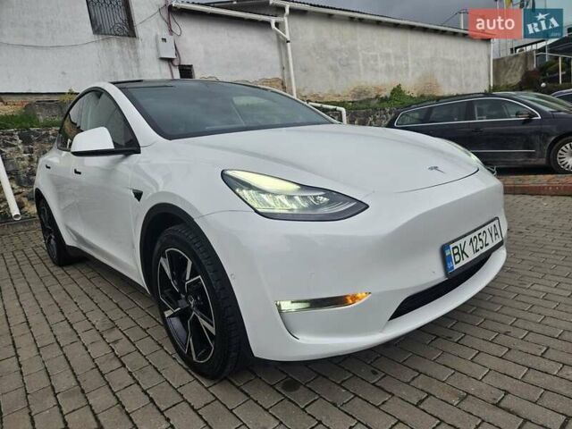 Тесла Model Y 2021 в Ровно на Automoto.ua Белый Тесла Model Y, объемом двигателя 0 л и пробегом 133 тыс. км за 22000 $, фото 20 на Automoto.ua