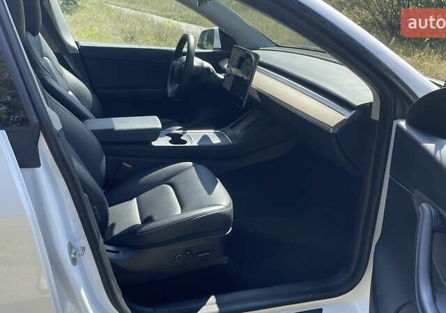 Белый Тесла Model Y, объемом двигателя 0 л и пробегом 65 тыс. км за 29999 $, фото 14 на Automoto.ua