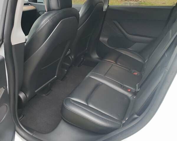 Белый Тесла Model Y, объемом двигателя 0 л и пробегом 59 тыс. км за 25999 $, фото 5 на Automoto.ua
