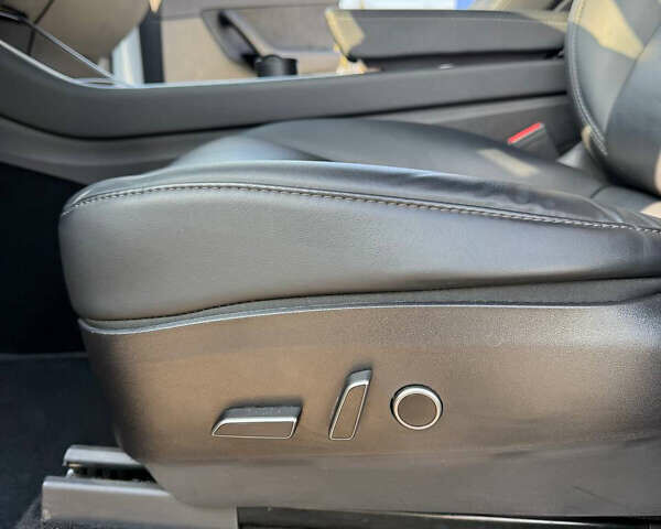 Белый Тесла Model Y, объемом двигателя 0 л и пробегом 65 тыс. км за 27500 $, фото 23 на Automoto.ua