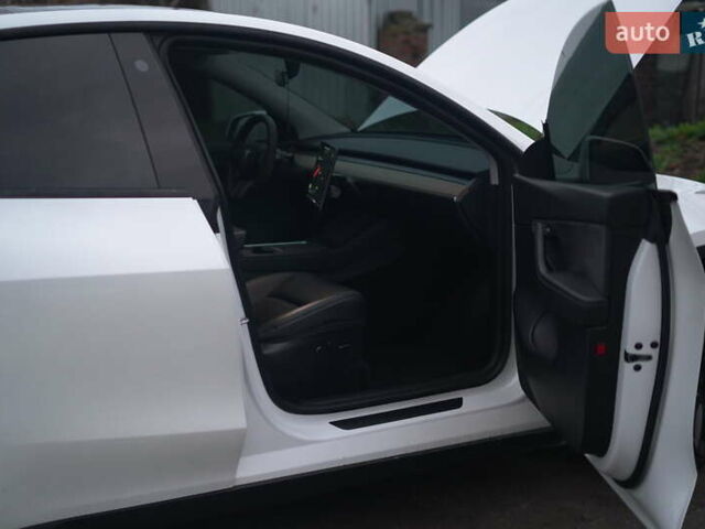 Білий Тесла Model Y, об'ємом двигуна 0 л та пробігом 66 тис. км за 23500 $, фото 49 на Automoto.ua