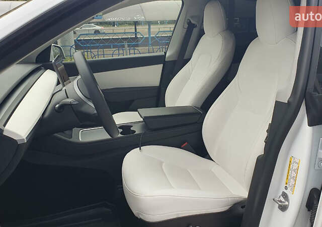 Білий Тесла Model Y, об'ємом двигуна 0 л та пробігом 74 тис. км за 25900 $, фото 10 на Automoto.ua