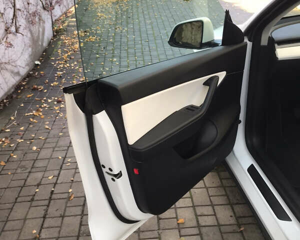Белый Тесла Model Y, объемом двигателя 0 л и пробегом 31 тыс. км за 30000 $, фото 13 на Automoto.ua