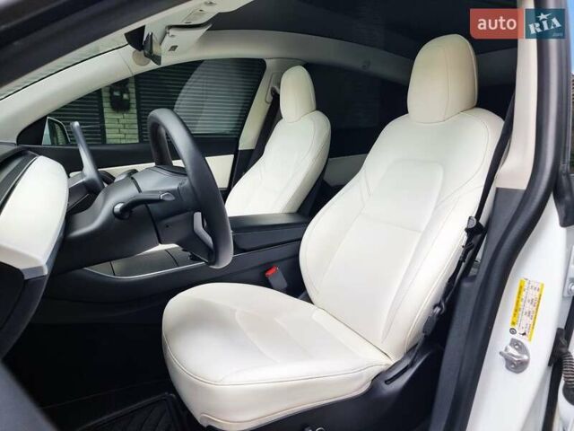 Белый Тесла Model Y, объемом двигателя 0 л и пробегом 98 тыс. км за 26499 $, фото 23 на Automoto.ua