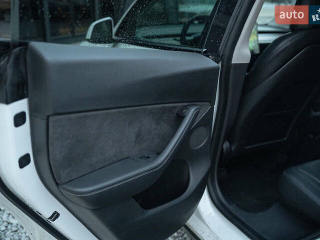 Белый Тесла Model Y, объемом двигателя 0 л и пробегом 69 тыс. км за 27500 $, фото 33 на Automoto.ua