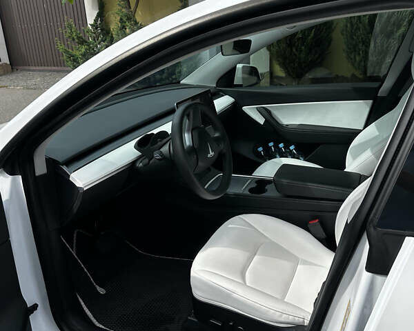 Белый Тесла Model Y, объемом двигателя 0 л и пробегом 65 тыс. км за 27500 $, фото 6 на Automoto.ua