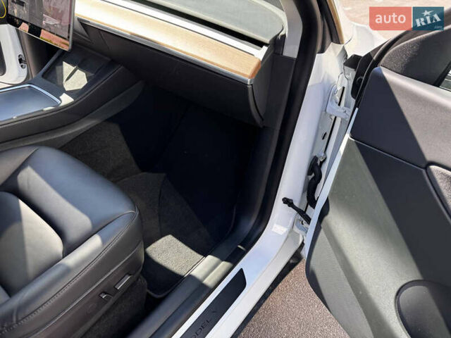 Белый Тесла Model Y, объемом двигателя 0 л и пробегом 74 тыс. км за 23800 $, фото 19 на Automoto.ua