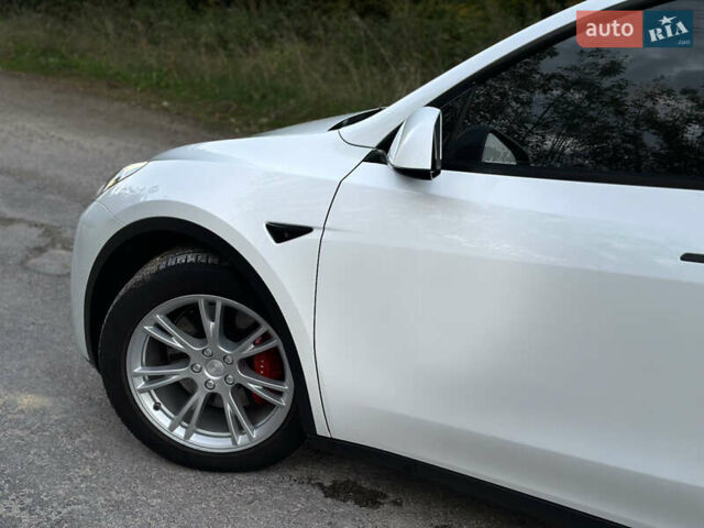 Белый Тесла Model Y, объемом двигателя 0 л и пробегом 57 тыс. км за 30000 $, фото 5 на Automoto.ua