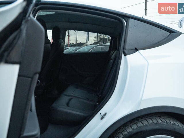 Белый Тесла Model Y, объемом двигателя 0 л и пробегом 69 тыс. км за 27500 $, фото 29 на Automoto.ua