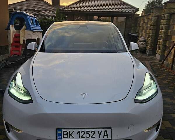 Тесла Model Y 2021 в Ровно на Automoto.ua Белый Тесла Model Y, объемом двигателя 0 л и пробегом 133 тыс. км за 22000 $, фото 3 на Automoto.ua