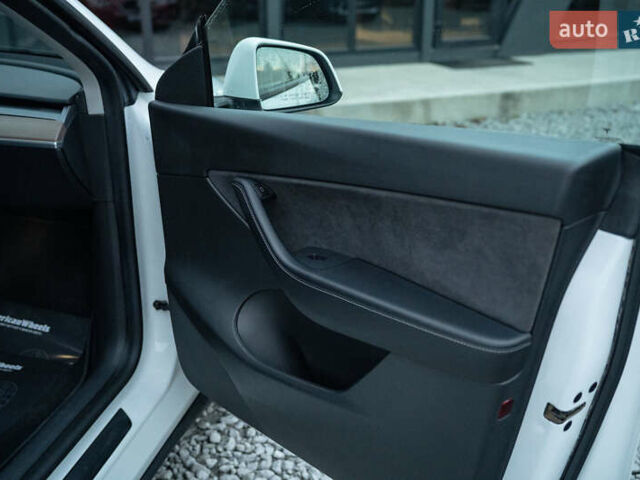 Белый Тесла Model Y, объемом двигателя 0 л и пробегом 69 тыс. км за 27500 $, фото 32 на Automoto.ua