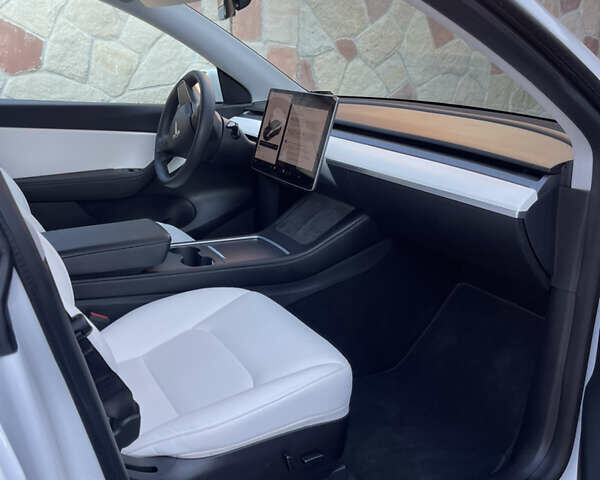 Белый Тесла Model Y, объемом двигателя 0 л и пробегом 55 тыс. км за 28000 $, фото 16 на Automoto.ua