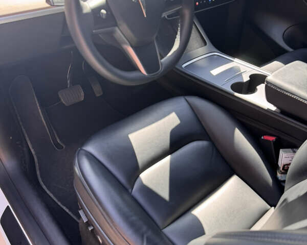 Белый Тесла Model Y, объемом двигателя 0 л и пробегом 65 тыс. км за 25000 $, фото 6 на Automoto.ua