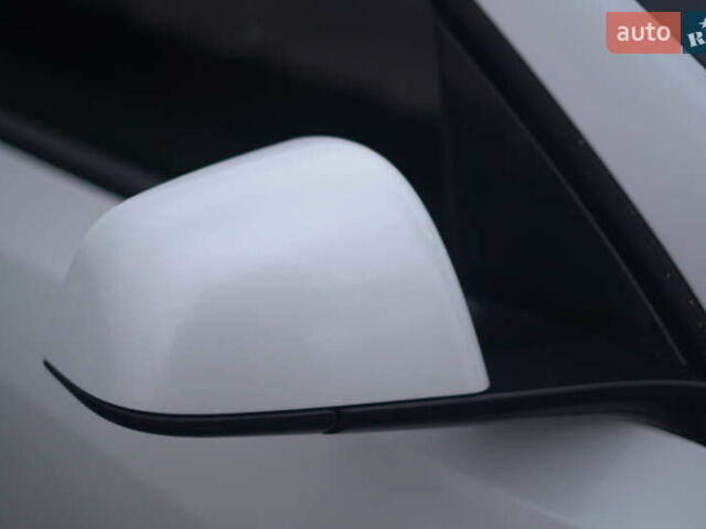 Білий Тесла Model Y, об'ємом двигуна 0 л та пробігом 66 тис. км за 23500 $, фото 45 на Automoto.ua