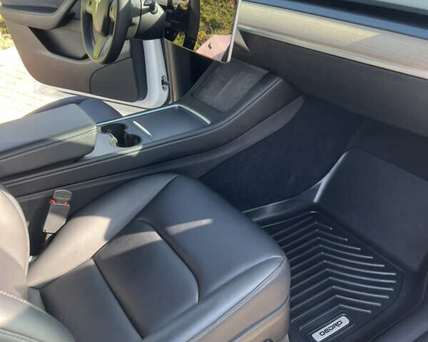 Белый Тесла Model Y, объемом двигателя 0 л и пробегом 42 тыс. км за 25500 $, фото 11 на Automoto.ua