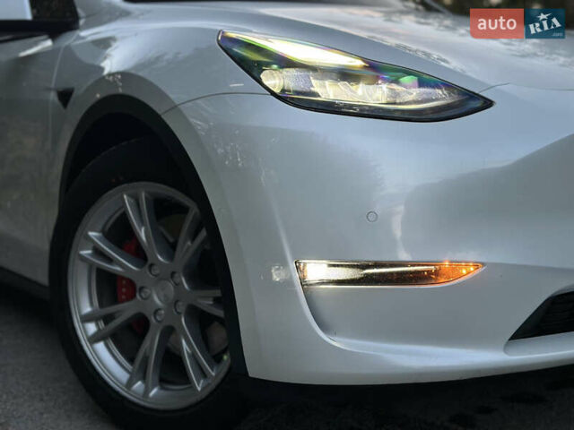 Белый Тесла Model Y, объемом двигателя 0 л и пробегом 57 тыс. км за 30000 $, фото 2 на Automoto.ua