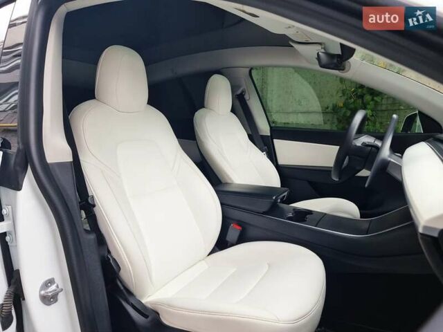 Белый Тесла Model Y, объемом двигателя 0 л и пробегом 98 тыс. км за 26499 $, фото 46 на Automoto.ua