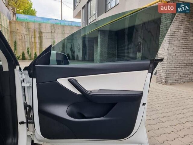 Белый Тесла Model Y, объемом двигателя 0 л и пробегом 98 тыс. км за 26499 $, фото 42 на Automoto.ua