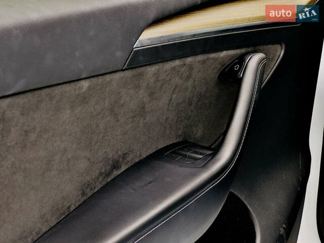 Білий Тесла Model Y, об'ємом двигуна 0 л та пробігом 74 тис. км за 24979 $, фото 8 на Automoto.ua