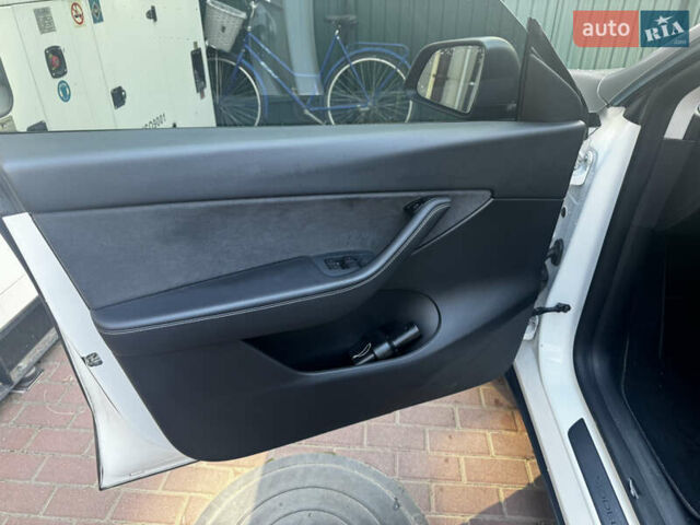 Белый Тесла Model Y, объемом двигателя 0 л и пробегом 69 тыс. км за 25900 $, фото 16 на Automoto.ua