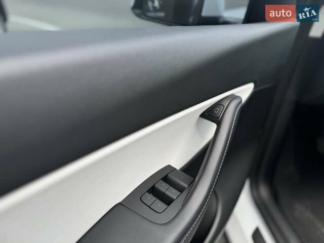 Белый Тесла Model Y, объемом двигателя 0 л и пробегом 34 тыс. км за 31999 $, фото 9 на Automoto.ua