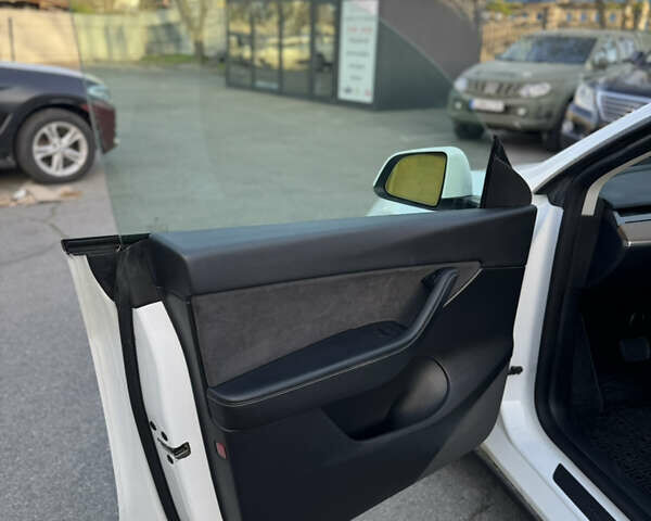Белый Тесла Model Y, объемом двигателя 0 л и пробегом 57 тыс. км за 23500 $, фото 10 на Automoto.ua