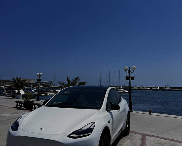 Белый Тесла Model Y, объемом двигателя 0 л и пробегом 61 тыс. км за 28000 $, фото 1 на Automoto.ua