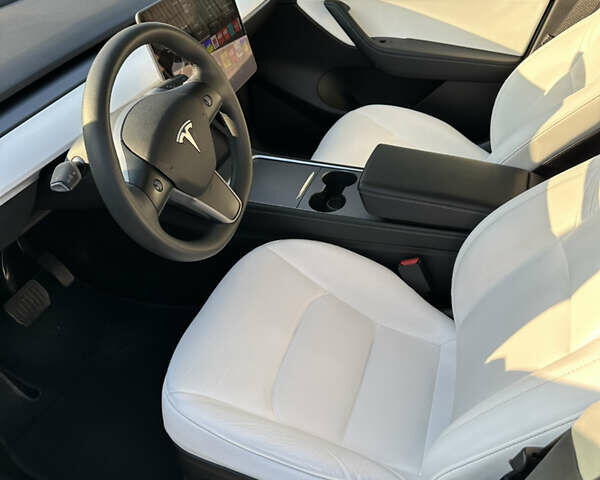 Белый Тесла Model Y, объемом двигателя 0 л и пробегом 140 тыс. км за 20899 $, фото 7 на Automoto.ua