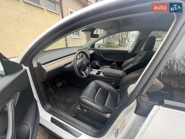 Белый Тесла Model Y, объемом двигателя 0 л и пробегом 83 тыс. км за 29000 $, фото 3 на Automoto.ua