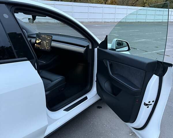 Белый Тесла Model Y, объемом двигателя 0 л и пробегом 88 тыс. км за 24000 $, фото 5 на Automoto.ua