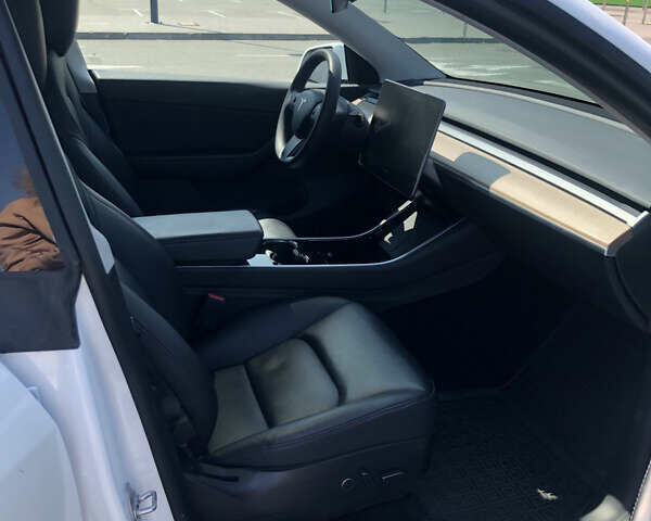 Белый Тесла Model Y, объемом двигателя 0 л и пробегом 55 тыс. км за 24500 $, фото 5 на Automoto.ua