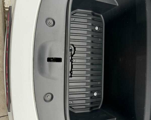 Білий Тесла Model Y, об'ємом двигуна 0 л та пробігом 88 тис. км за 25500 $, фото 34 на Automoto.ua