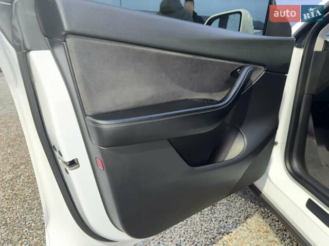 Белый Тесла Model Y, объемом двигателя 0 л и пробегом 128 тыс. км за 22600 $, фото 38 на Automoto.ua