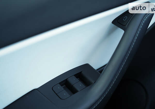 Белый Тесла Model Y, объемом двигателя 0 л и пробегом 30 тыс. км за 26900 $, фото 13 на Automoto.ua