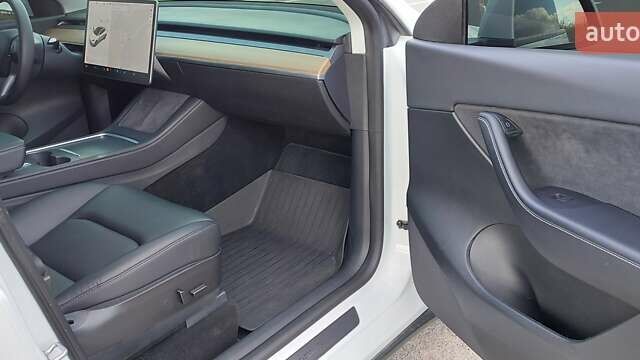 Белый Тесла Model Y, объемом двигателя 0 л и пробегом 60 тыс. км за 27900 $, фото 18 на Automoto.ua