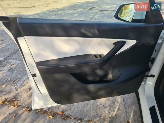 Белый Тесла Model Y, объемом двигателя 0 л и пробегом 68 тыс. км за 27000 $, фото 6 на Automoto.ua