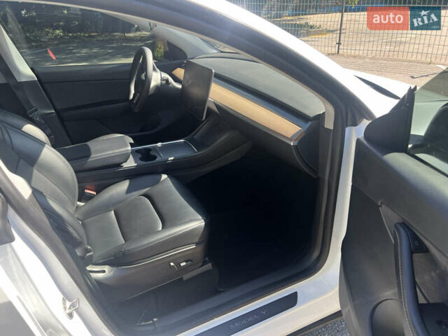 Белый Тесла Model Y, объемом двигателя 0 л и пробегом 63 тыс. км за 25500 $, фото 17 на Automoto.ua