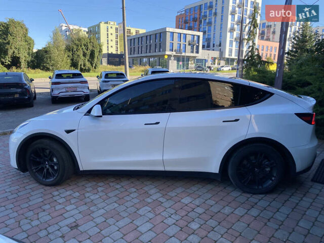 Белый Тесла Model Y, объемом двигателя 0 л и пробегом 39 тыс. км за 27300 $, фото 3 на Automoto.ua