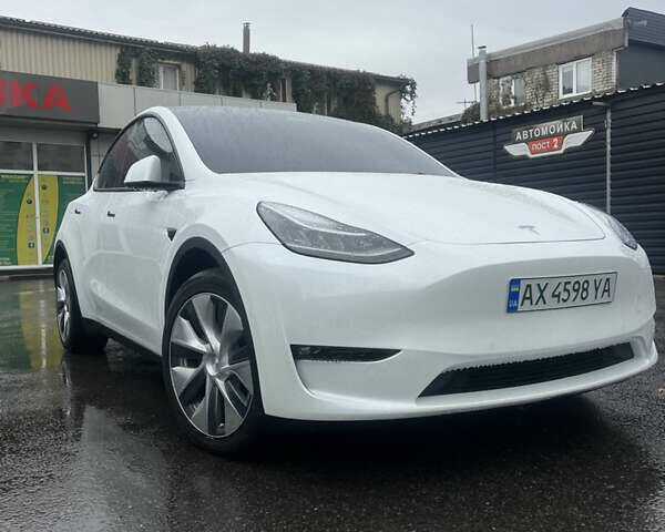 Белый Тесла Model Y, объемом двигателя 0 л и пробегом 28 тыс. км за 26500 $, фото 1 на Automoto.ua