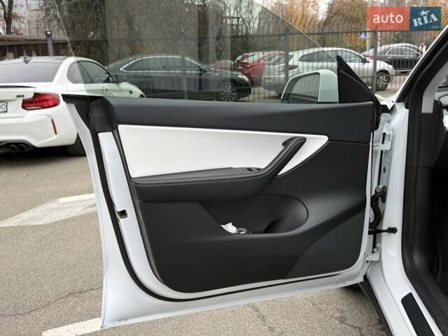 Белый Тесла Model Y, объемом двигателя 0 л и пробегом 80 тыс. км за 25500 $, фото 12 на Automoto.ua
