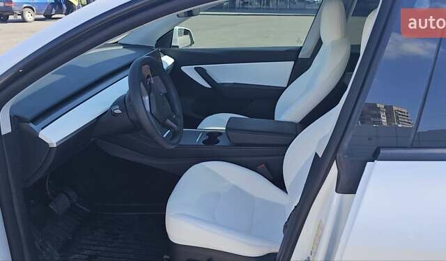 Белый Тесла Model Y, объемом двигателя 0 л и пробегом 119 тыс. км за 24000 $, фото 3 на Automoto.ua