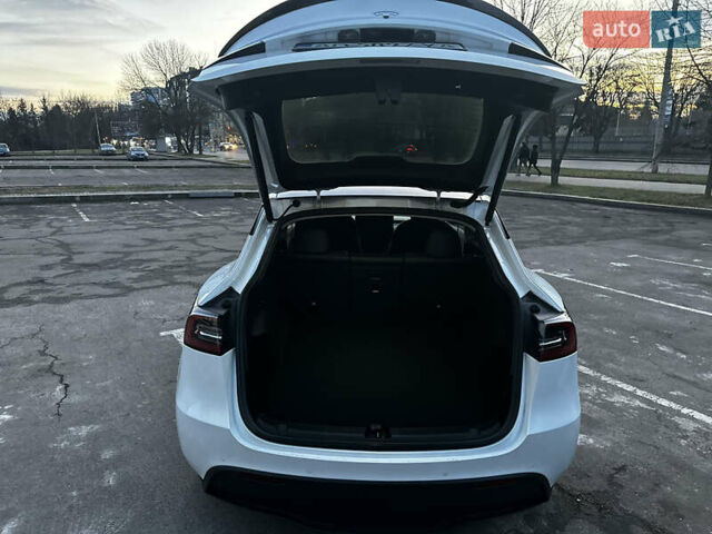 Белый Тесла Model Y, объемом двигателя 0 л и пробегом 55 тыс. км за 25450 $, фото 50 на Automoto.ua